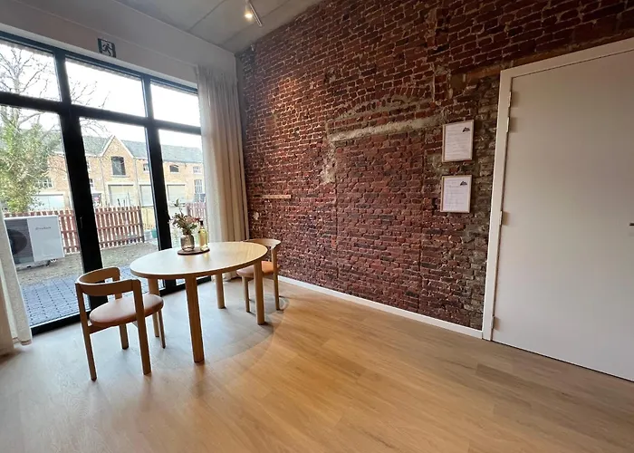 Modern In With Parking *